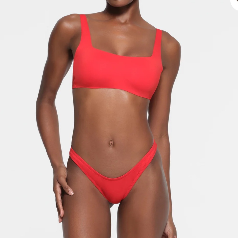 SKIMS SIGNATURE SWIM SCOOP BIKINI TOP
RUBY / S-DD